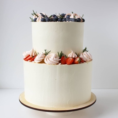 Свадебный торт с ягодами и меренгами